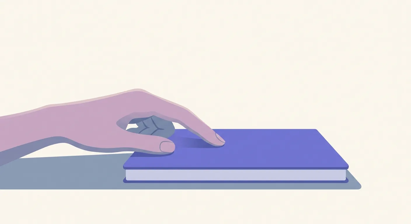 Une main posant le bout de l'index sur la couverture d'un carnet fermé.