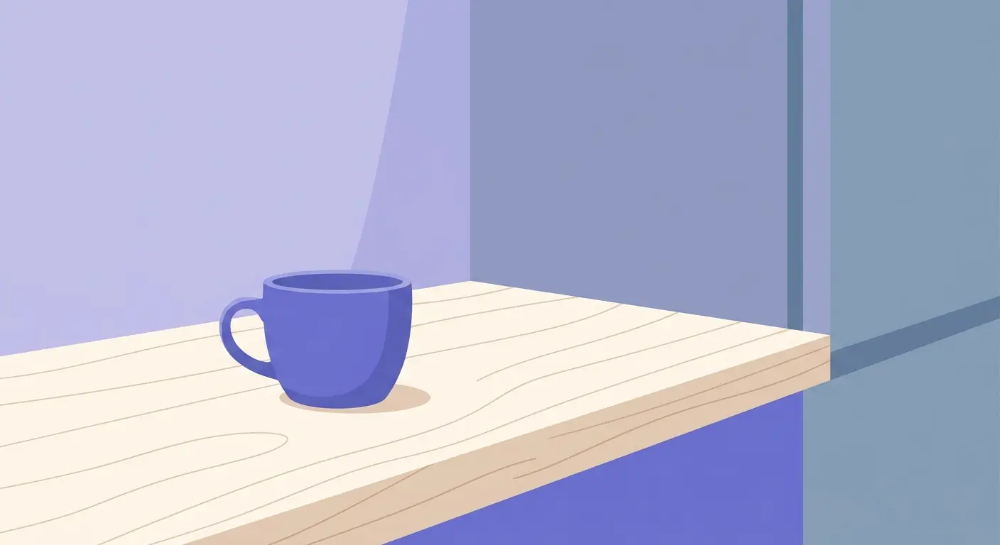 Une tasse en céramique posée sur un plan de travail en bois.